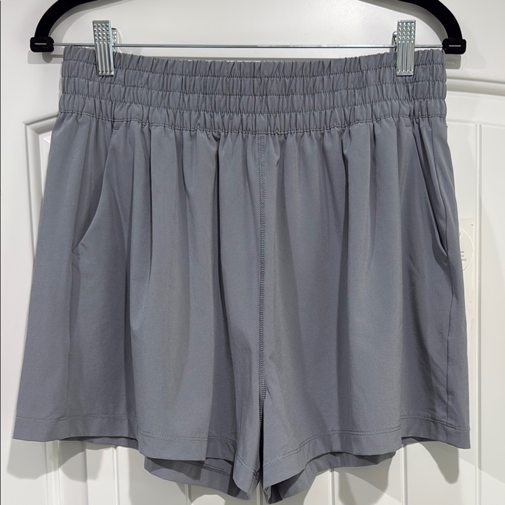 NWT Vuori Villa shorts. Color is Mallorca which is a beautiful gray. Size L.
